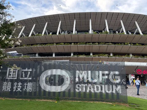 新国立競技場の緑と青空