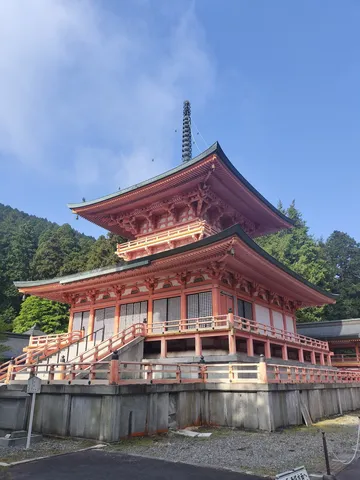 澄んだ空の下、朱色の楼閣