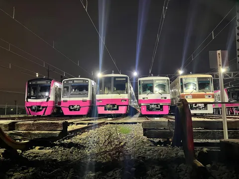 夜の帳に並ぶ、眠れる電車の群れ