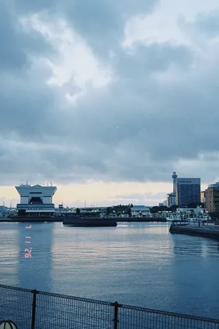 水面に映る空と街