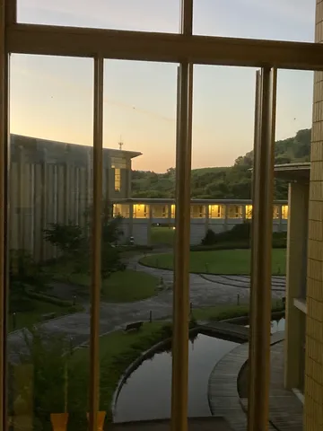 夕暮れの回廊、静寂の余韻