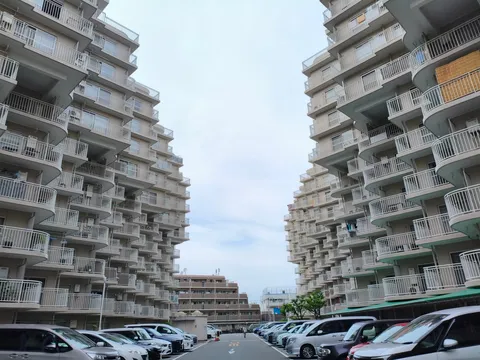 整然と並ぶ、空へと続くバルコニー