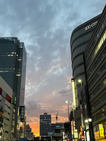 都会の空、茜色のグラデーション