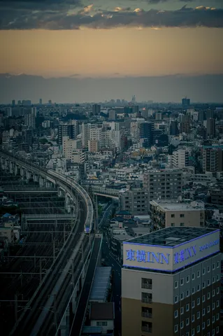 高架と夜景の隙間