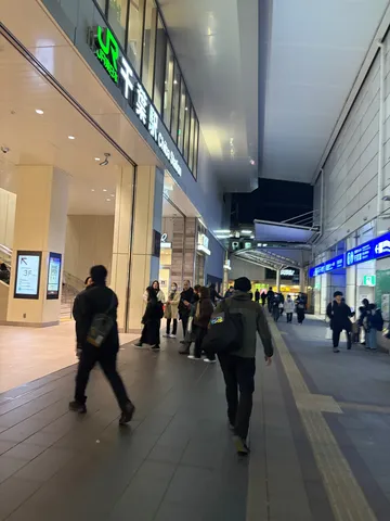 夜のショッピングモール通路