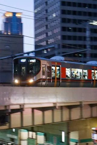 都会を疾走する夜行列車