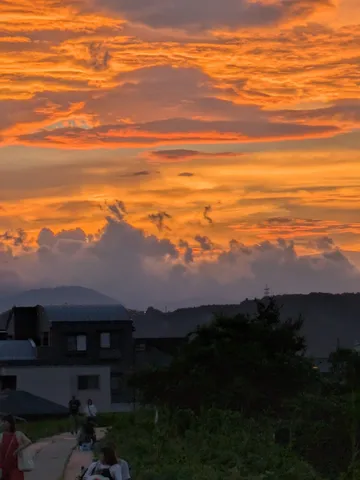 燃える空と静かな町並み