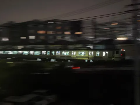 夜を滑る列車の光跡