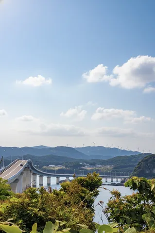 海と橋と風車が織りなす景観