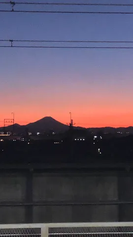 夕焼けと山のシルエット