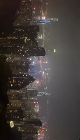夜景の霧と光の螺旋