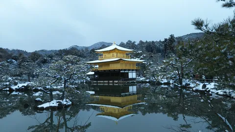雪化粧の金閣寺、水鏡に映る冬景色