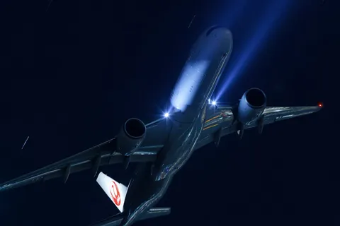 夜空を駆ける光の翼