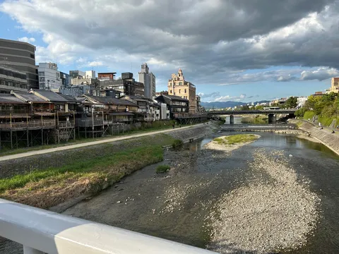 川沿いの木造情景と夕暮れ