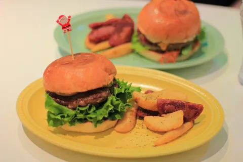 サンタと楽しむハンバーガーランチ