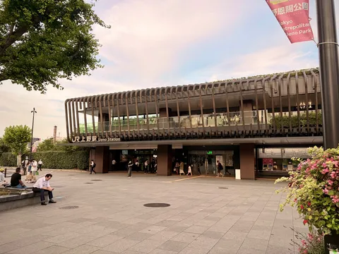 都会のオアシス、駅前の近代建築
