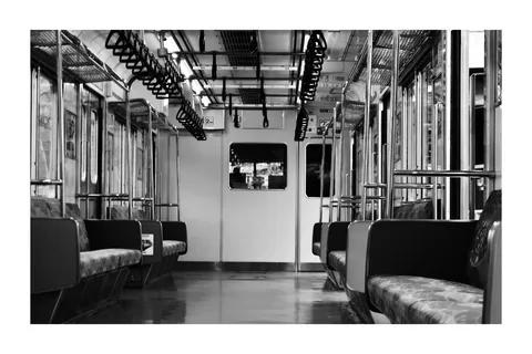静寂の車内、旅の始まり