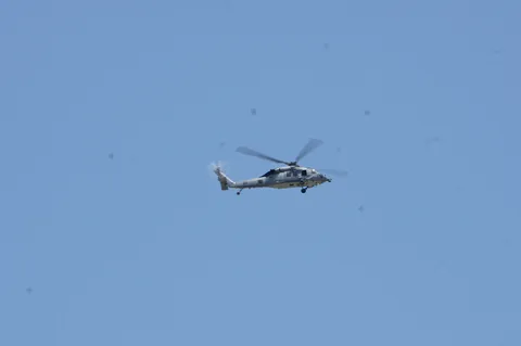 広がる青空、ヘリコプターの雄姿