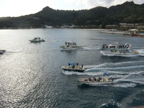 海を駆けるボートたちの集団