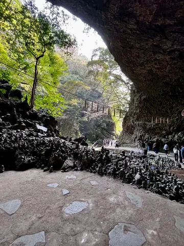 神秘的な洞窟と石積みの道