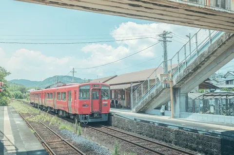 高架下の静かな駅風景