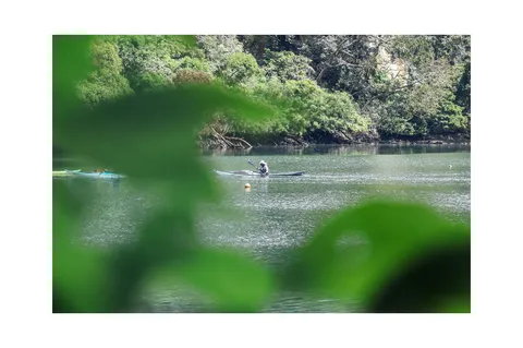 静寂の湖面、カヤックの旅