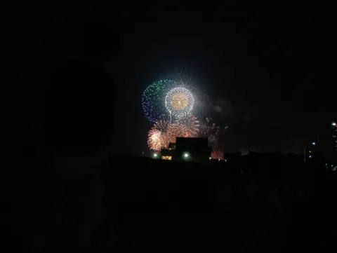 夜空に咲く、見えない花火師