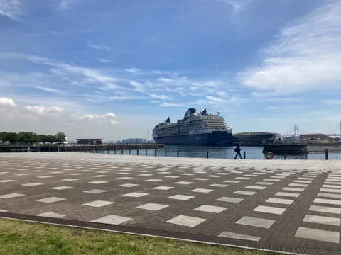 青空と大型客船、旅立ちの予感