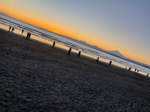 傾いた海辺の夕景
