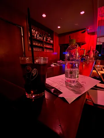 深紅の誘い、静かな一杯
