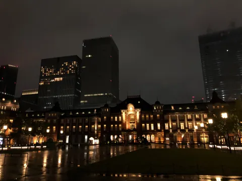 夜の駅舎と灯る街並み