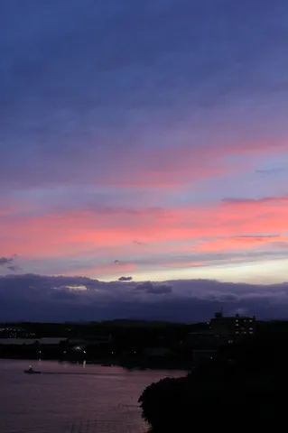 紫とピンクの幻想的な空