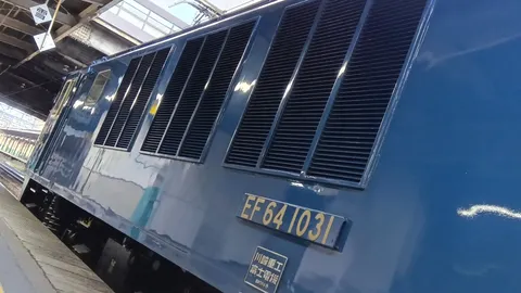 青い機関車の空気感