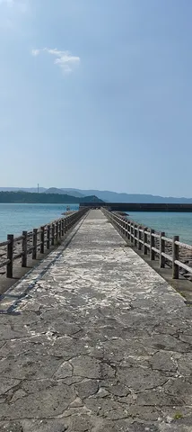 石畳の道、果てしない海への誘い