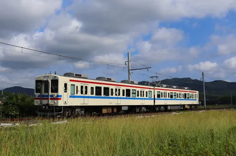 田園を走るJRの列車
