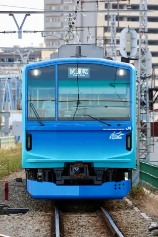 青を纏う列車の朝の風景