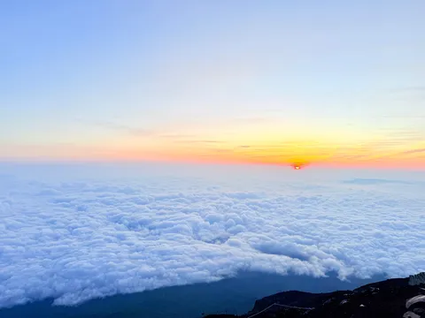 雲海と朝焼けの静寂