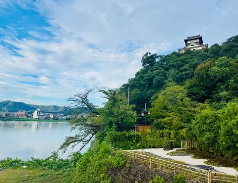 川沿いに佇む古城の雄姿