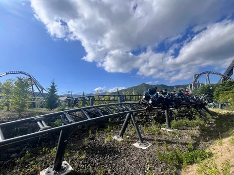 青空とスリル満点のジェットコースター
