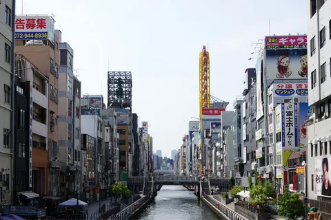 都市の運河とカラフルな看板