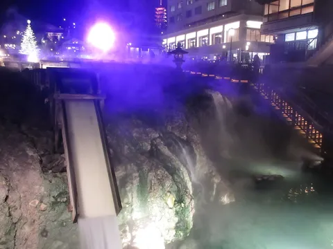 湯けむりと光の幻想的な夜景