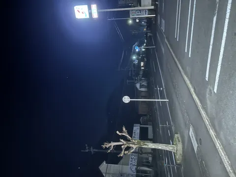 夜の街角、セブンの灯り