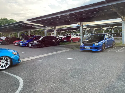 集うスポーツカーたち