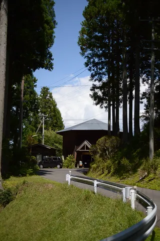 森の小路と庵の影