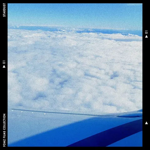 雲海に浮かぶ飛行機雲