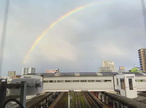 鉄路の上にかかる七色の橋