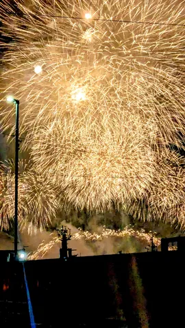 夜空を彩る光の奔流
