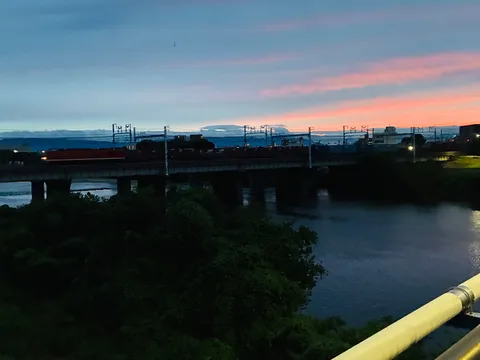 夕暮れ列車、静かな川面