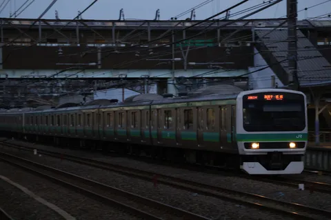 夕暮れ時の鉄道情景