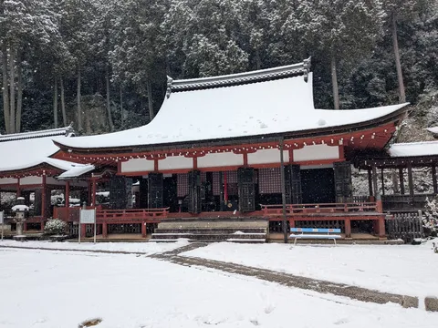 雪化粧の古刹、静寂の境内